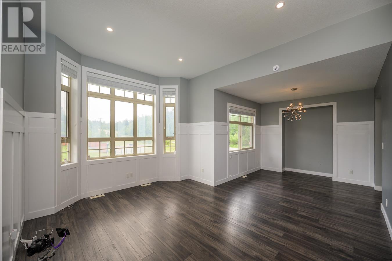 Photo 8 of 3012 Parkview Crescent, Prince George BC