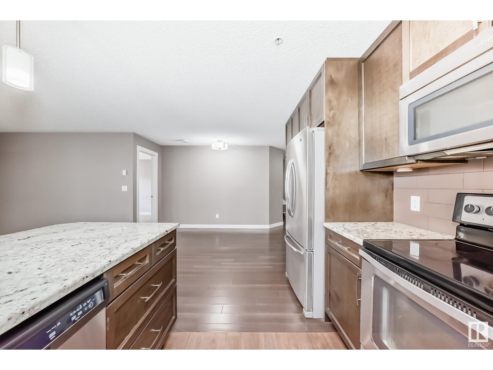 Photo 3 of 101 2207 44 Av Nw Nw, Edmonton AB