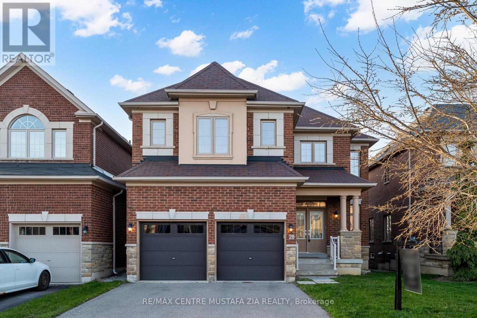 Photo 5 of 28 Rossini Drive, Richmond Hill ON