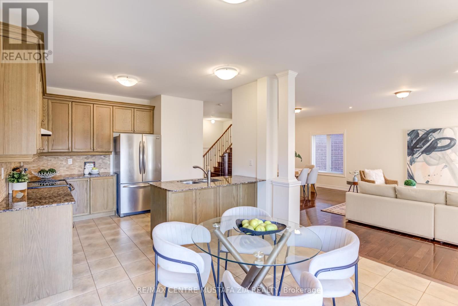 Photo 10 of 28 Rossini Drive, Richmond Hill ON