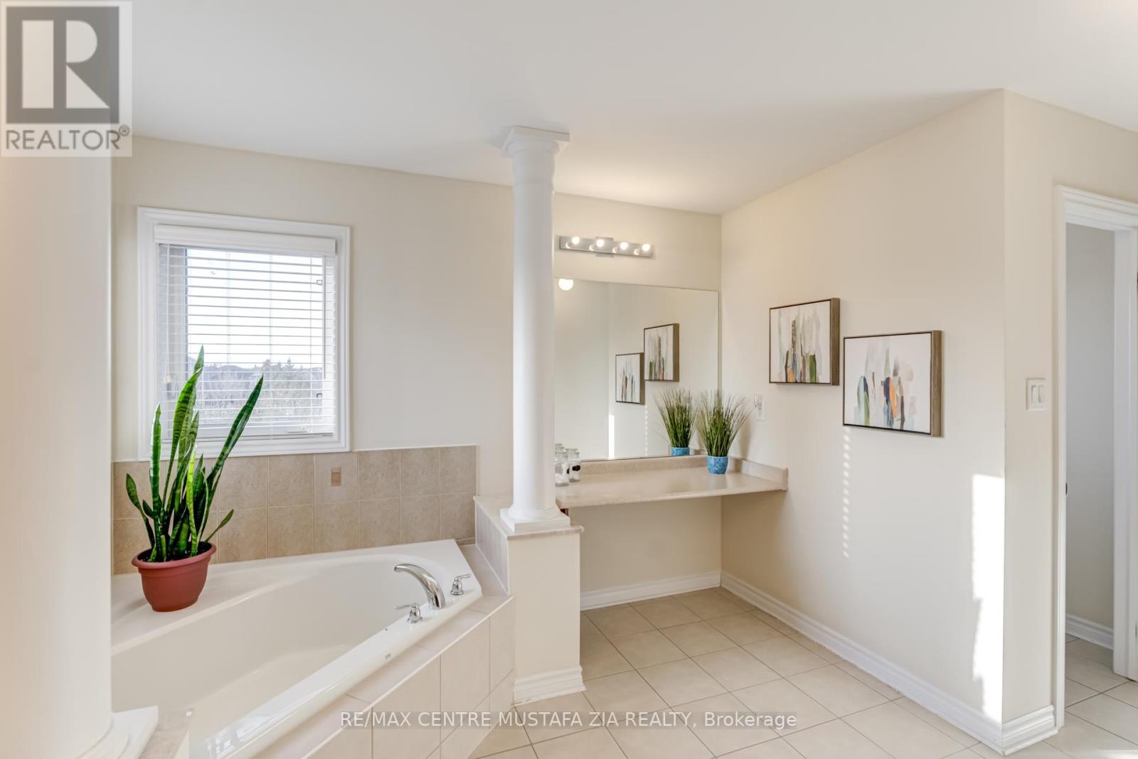 Photo 48 of 28 Rossini Drive, Richmond Hill ON