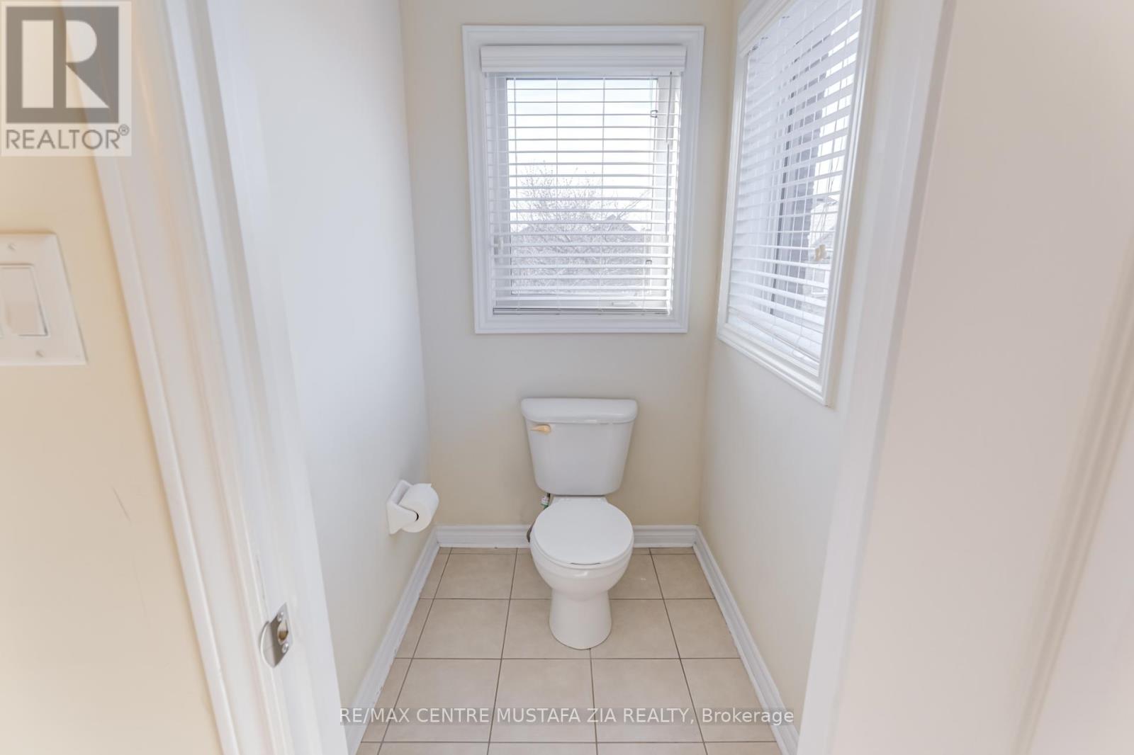 Photo 7 of 28 Rossini Drive, Richmond Hill ON