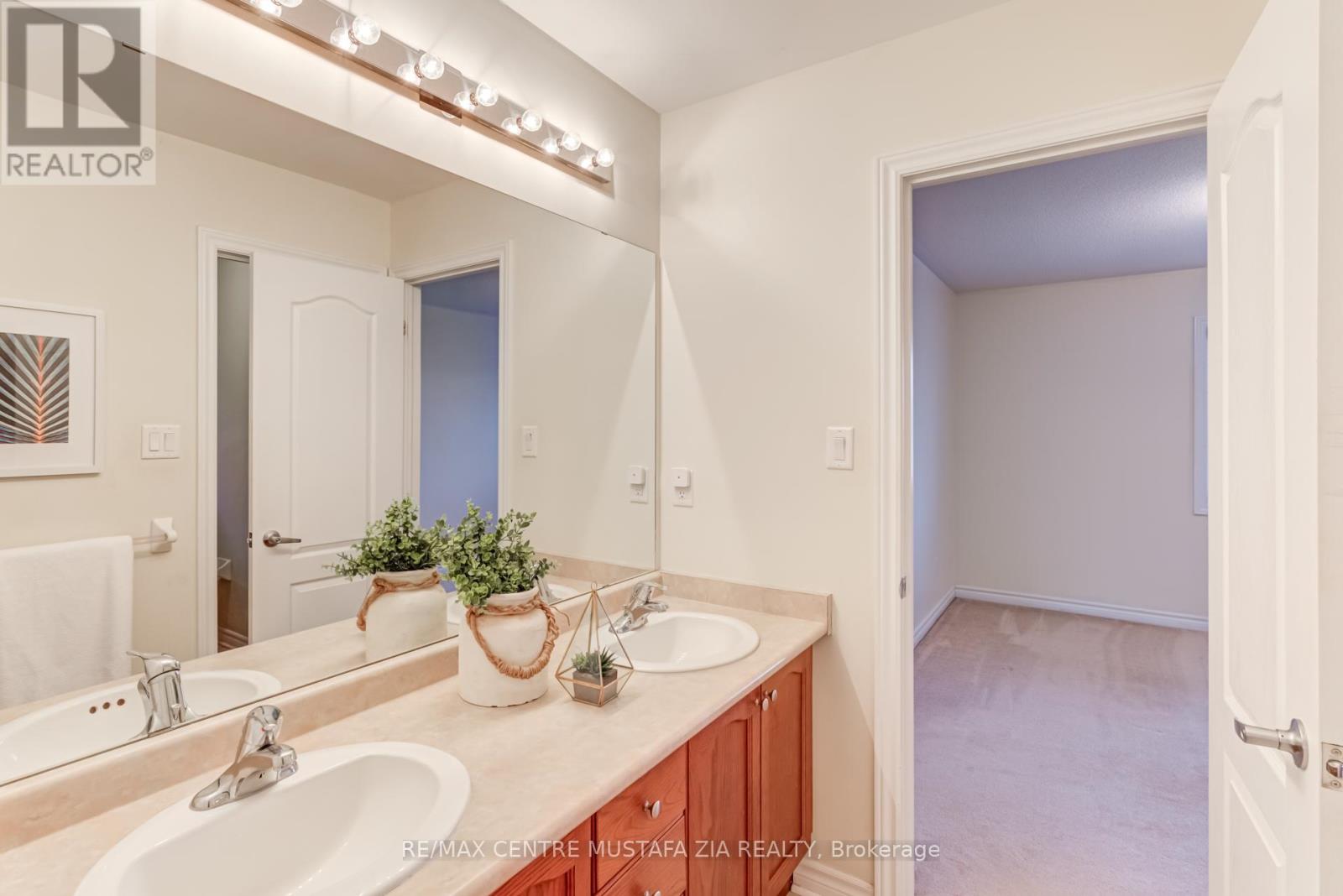 Photo 16 of 28 Rossini Drive, Richmond Hill ON