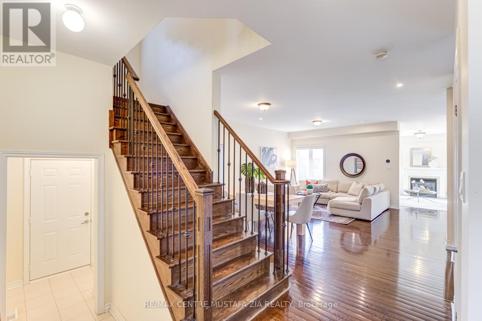 Photo 8 of 28 Rossini Drive, Richmond Hill ON