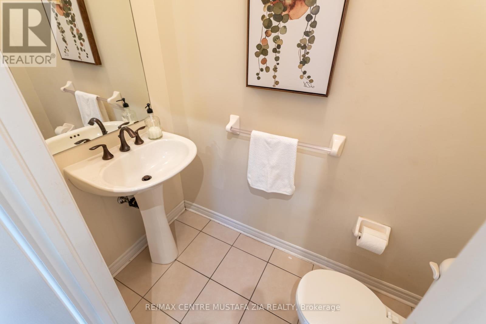 Photo 21 of 28 Rossini Drive, Richmond Hill ON