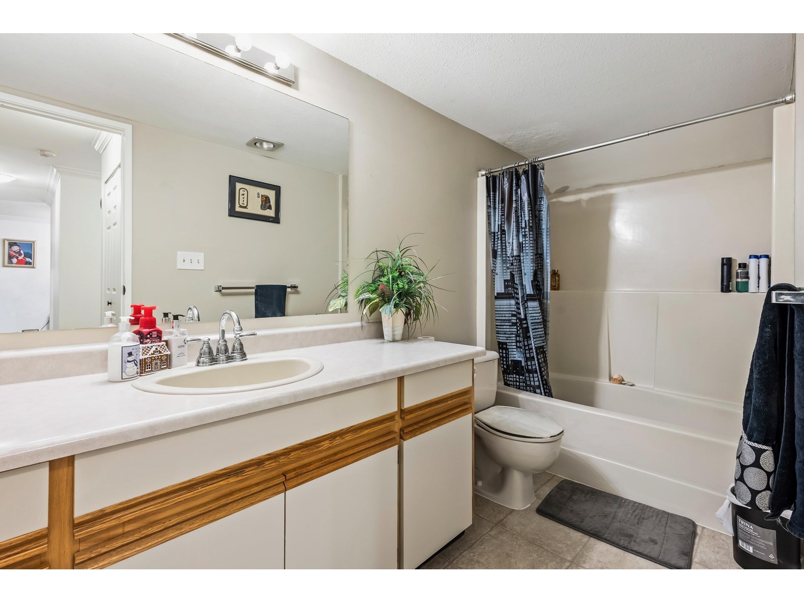 Photo 2 of 202 2567 Victoria Street, Abbotsford BC