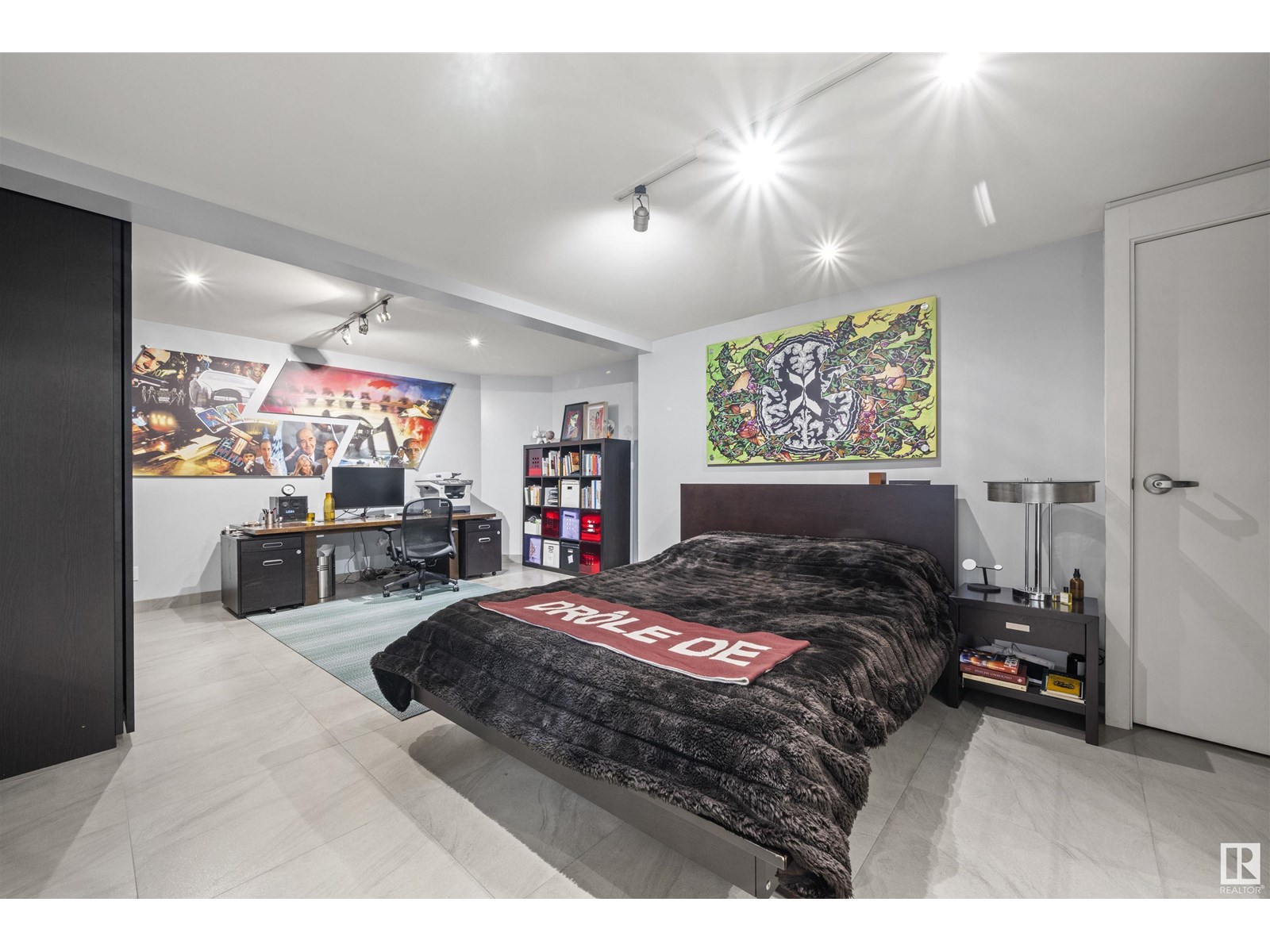 Photo 6 of 10065 90 Av Nw, Edmonton AB
