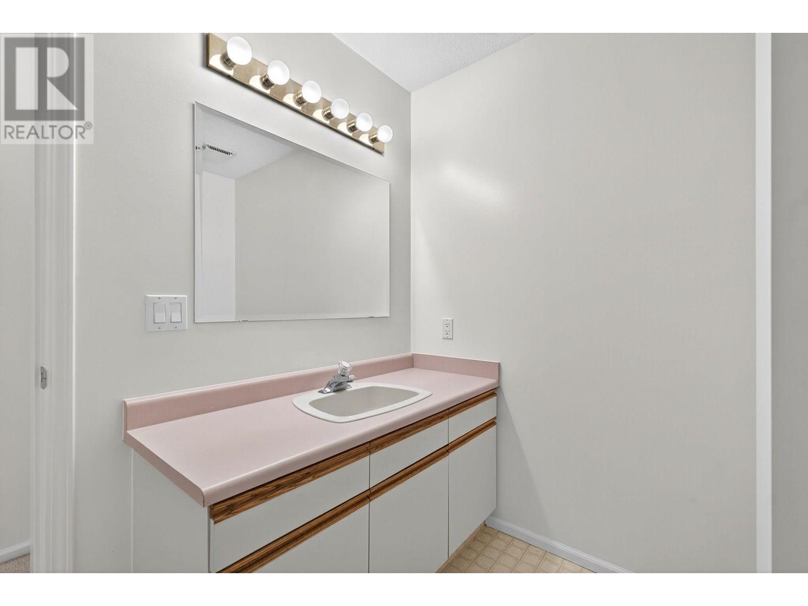 302 1249 Pacific Avenue, Kelowna