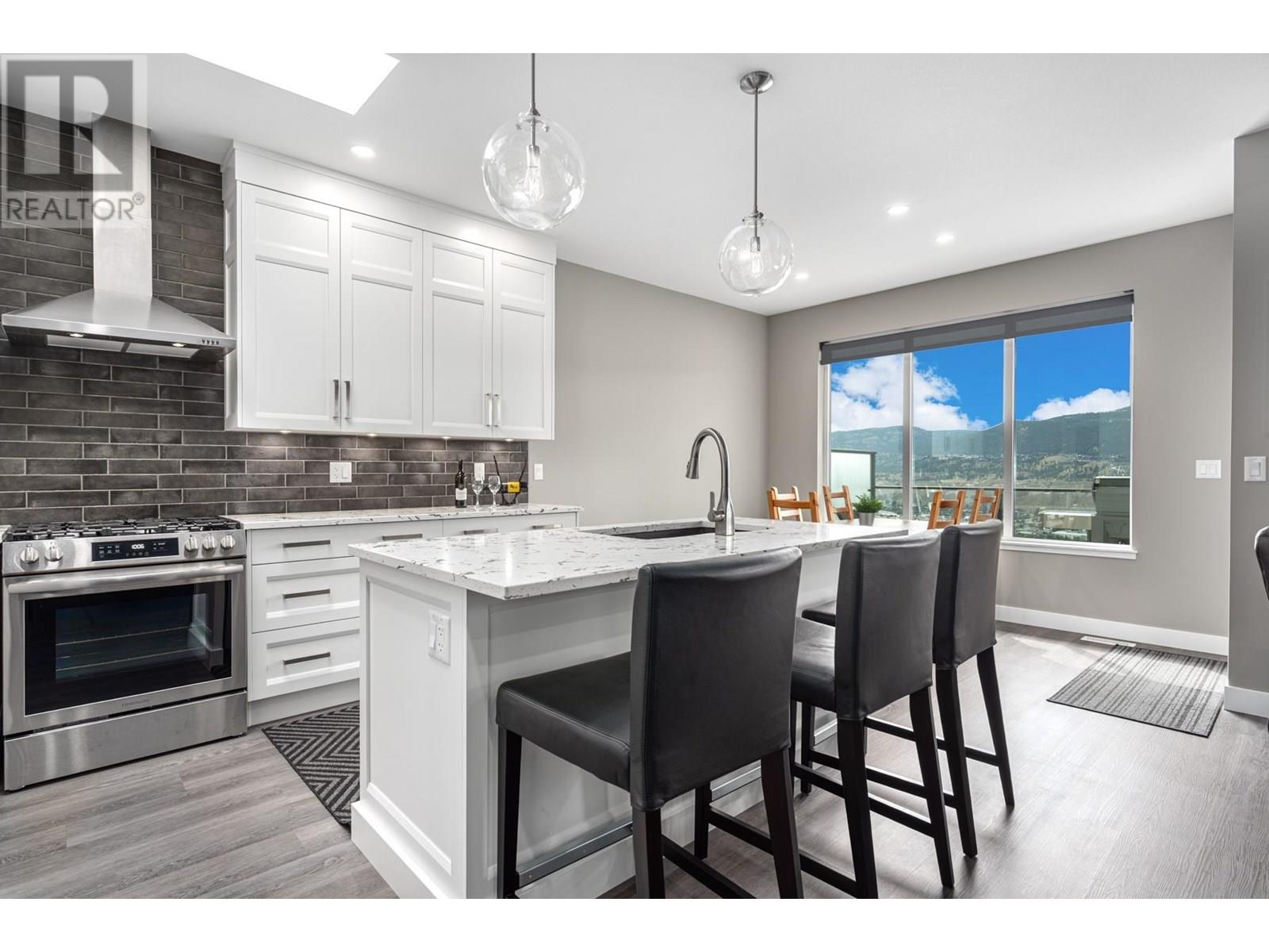 Photo 10 of 4038 Rio Vista Way, Kamloops BC