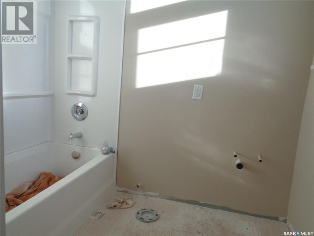 Photo 11 of 3 700 Centre Street, Assiniboia SK
