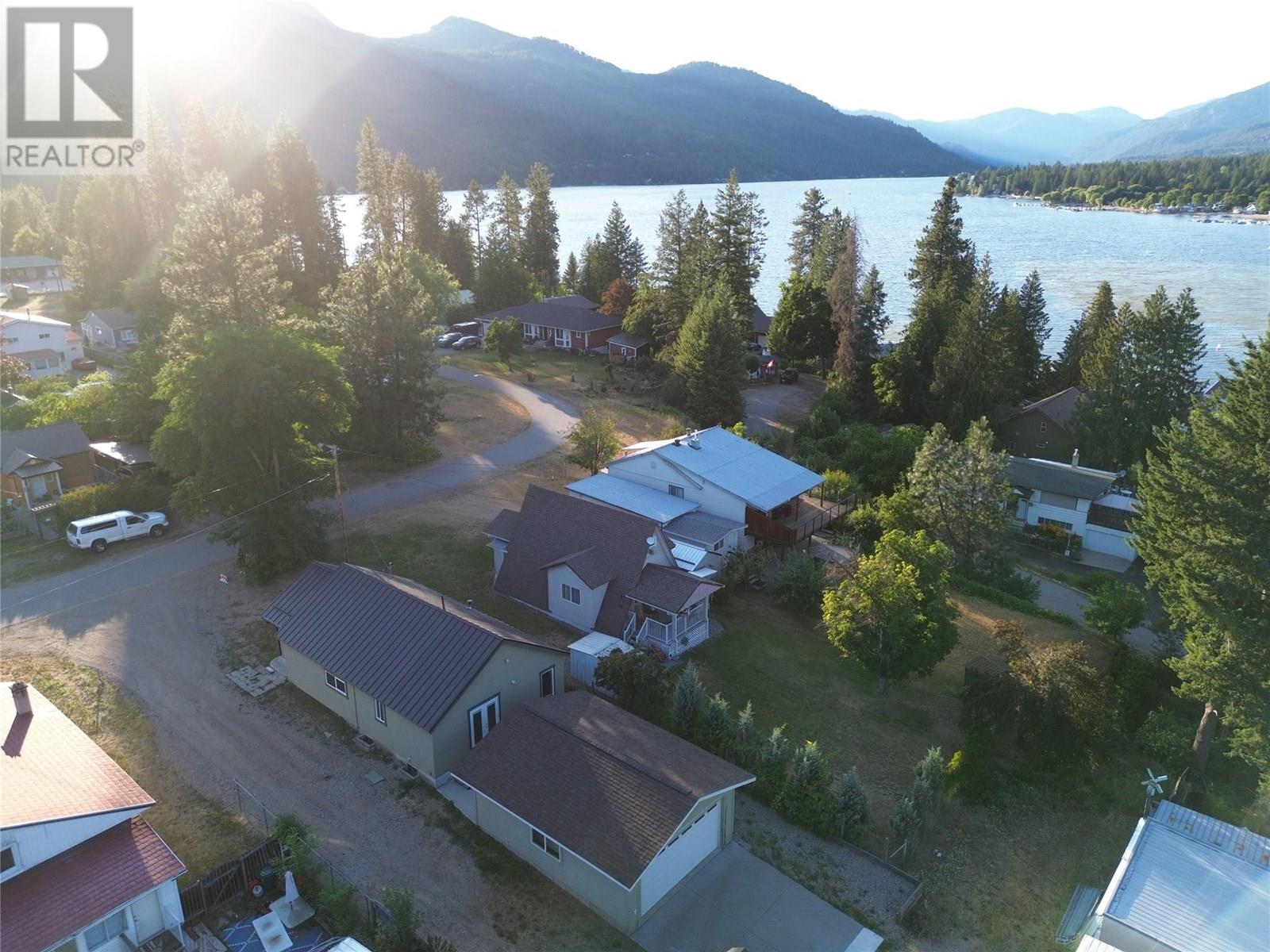 1640 Ode Road, Christina Lake