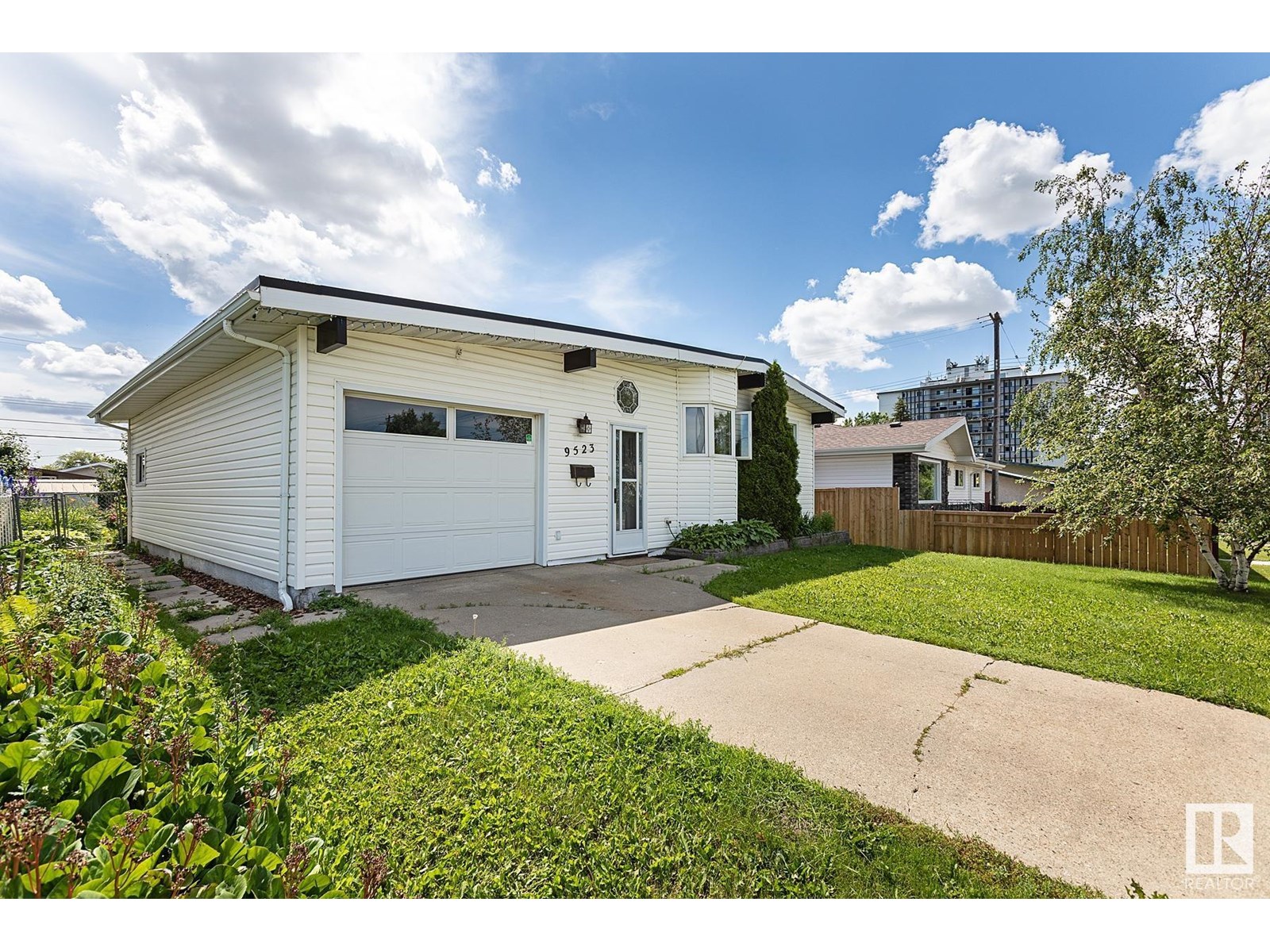 Photo 3 of 9523 134 Av Nw, Edmonton AB
