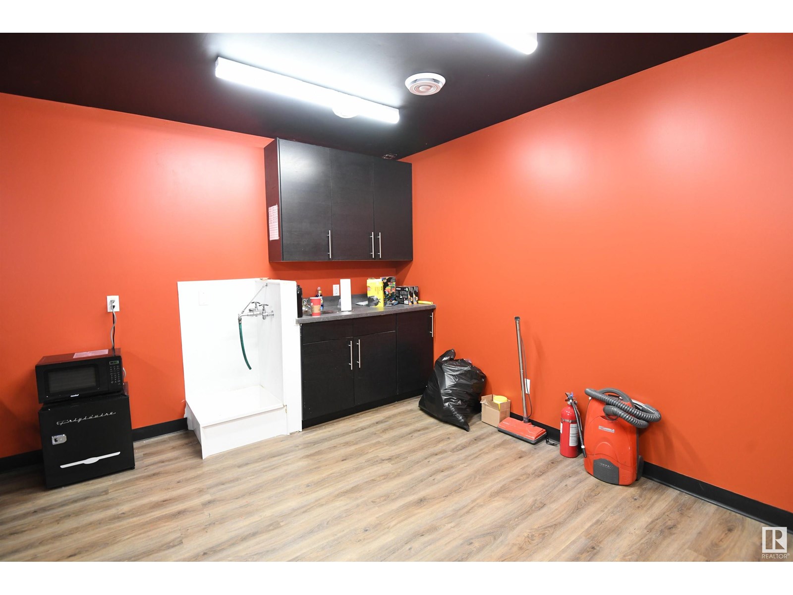 Photo 5 of 15820 Stony Plain Rd Nw, Edmonton AB
