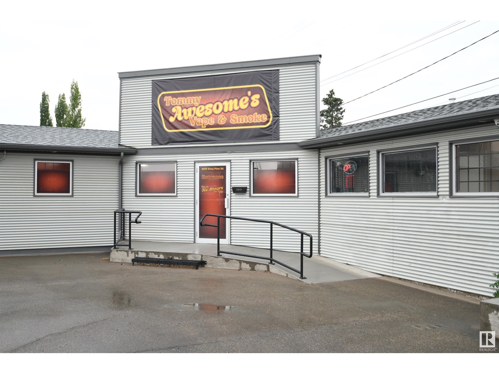 Photo 3 of 15820 Stony Plain Rd Nw, Edmonton AB