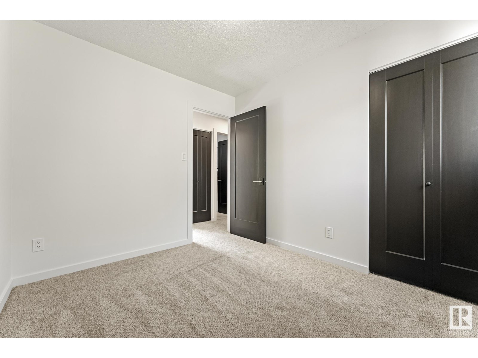 Photo 15 of 9 E Castle Tc Nw, Edmonton AB