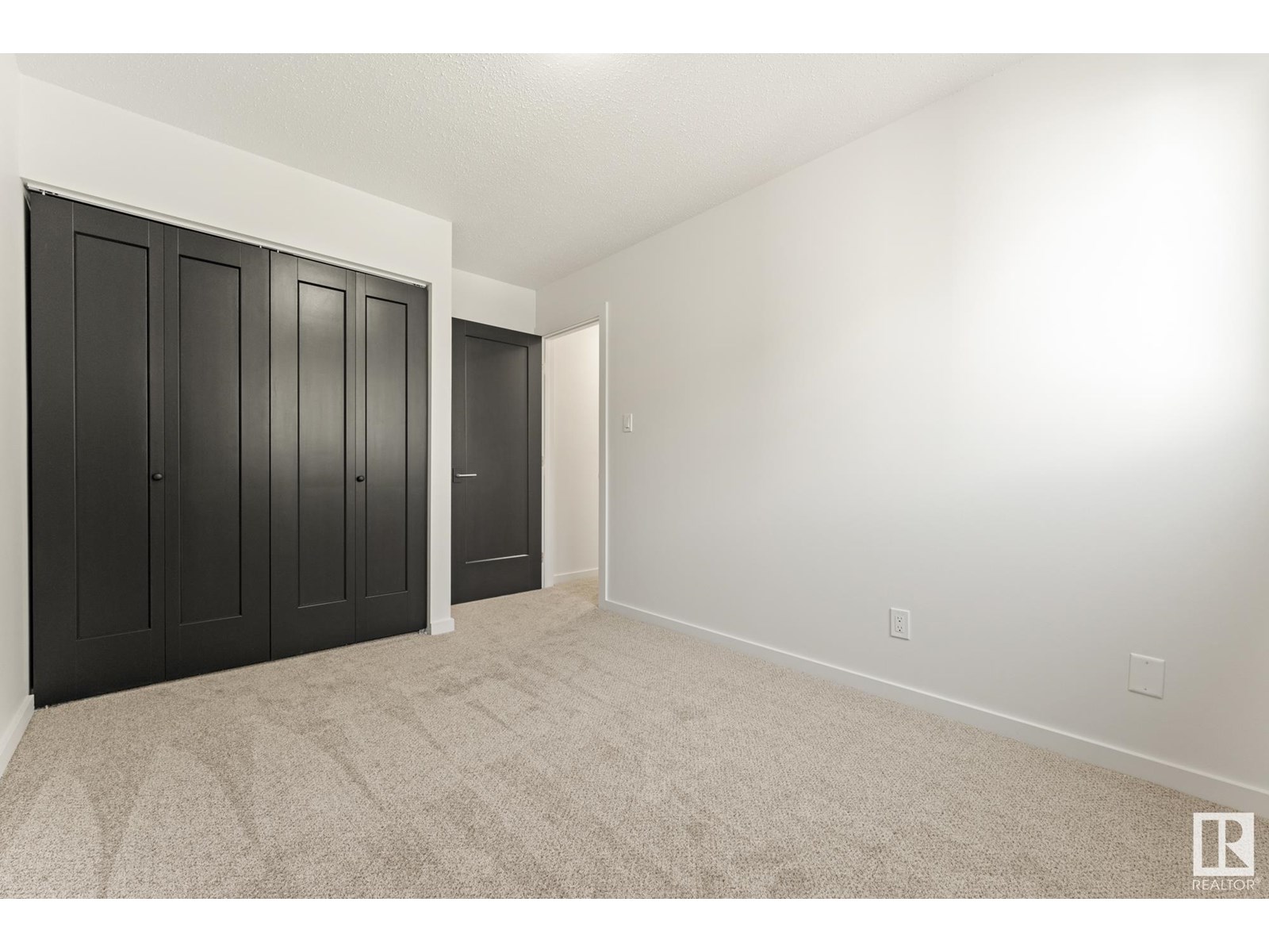 Photo 16 of 9 E Castle Tc Nw, Edmonton AB