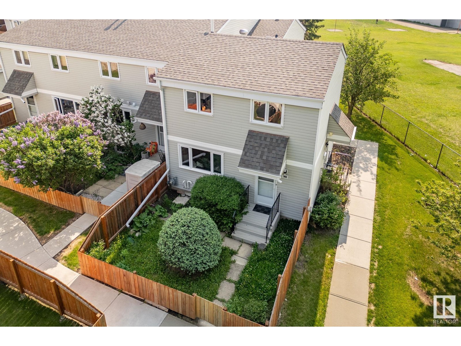 Photo 13 of 9 E Castle Tc Nw, Edmonton AB