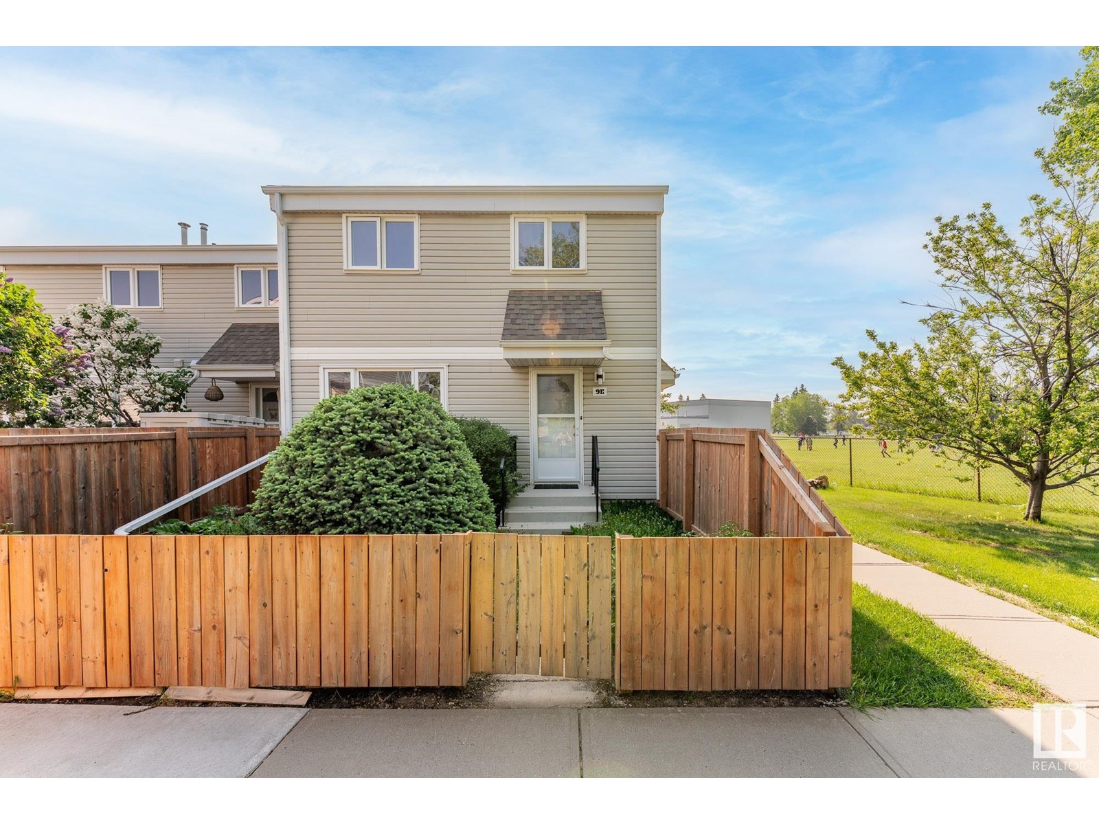 Photo 10 of 9 E Castle Tc Nw, Edmonton AB