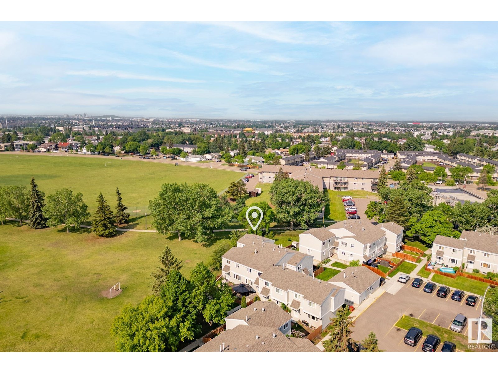 Photo 14 of 9 E Castle Tc Nw, Edmonton AB