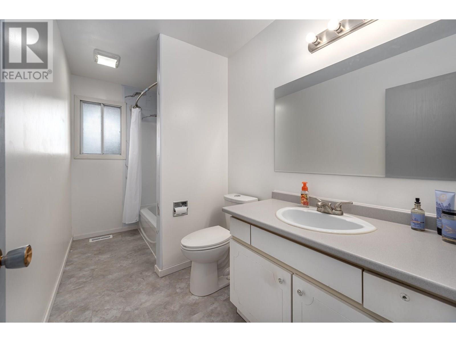 Photo 11 of 1009 Southill Street, Kamloops BC