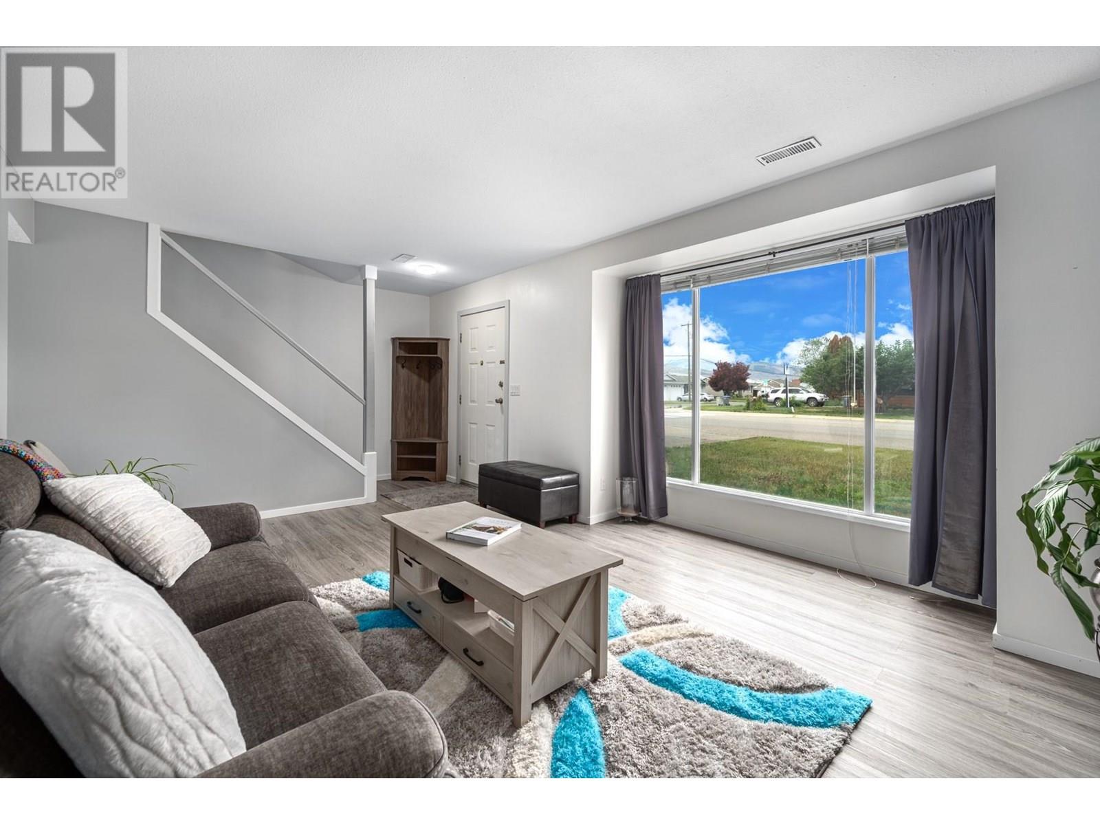 Photo 2 of 1009 Southill Street, Kamloops BC