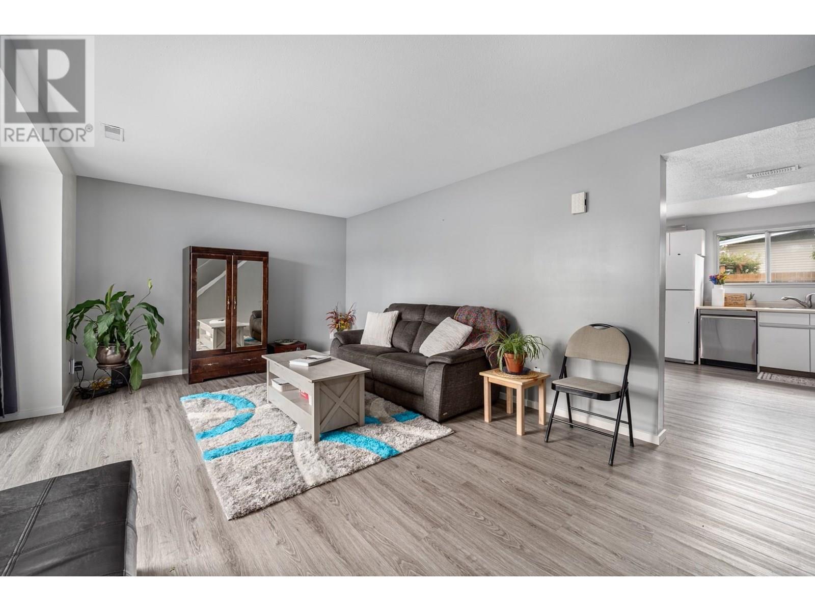 Photo 3 of 1009 Southill Street, Kamloops BC
