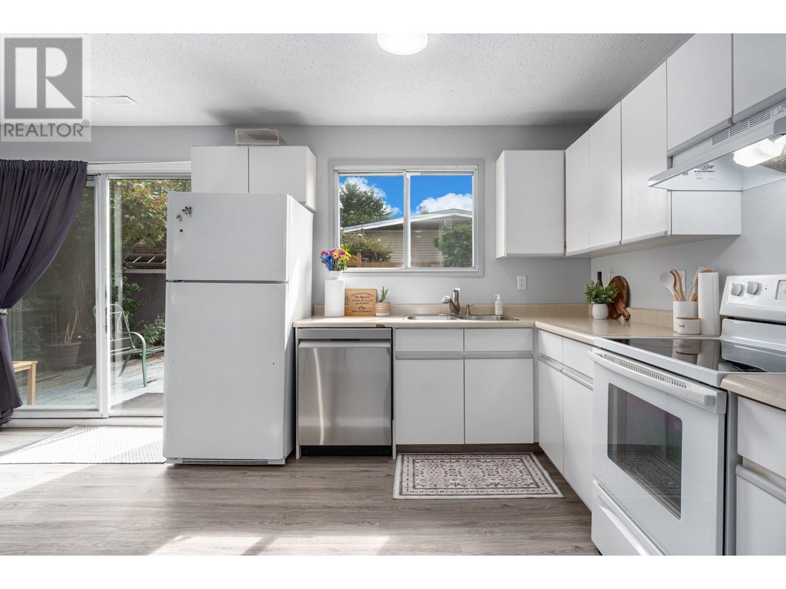 Photo 4 of 1009 Southill Street, Kamloops BC