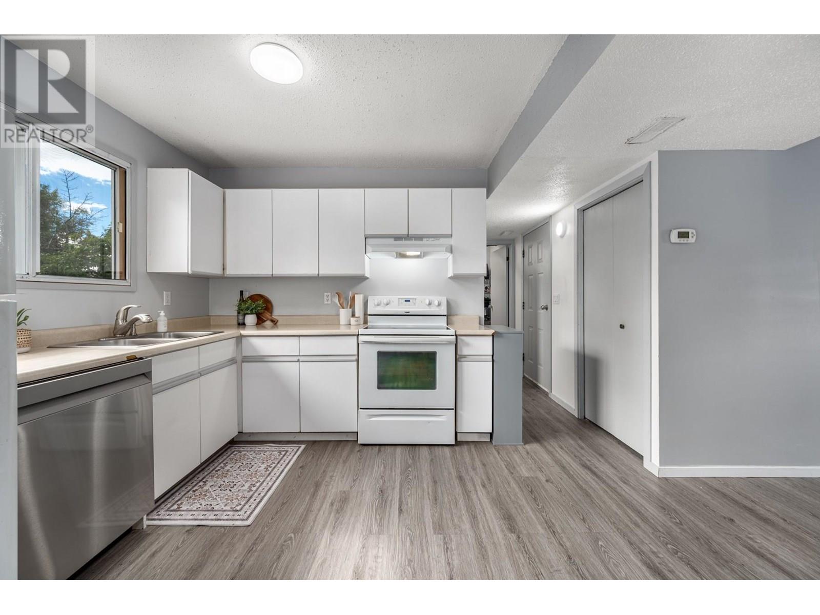 Photo 5 of 1009 Southill Street, Kamloops BC