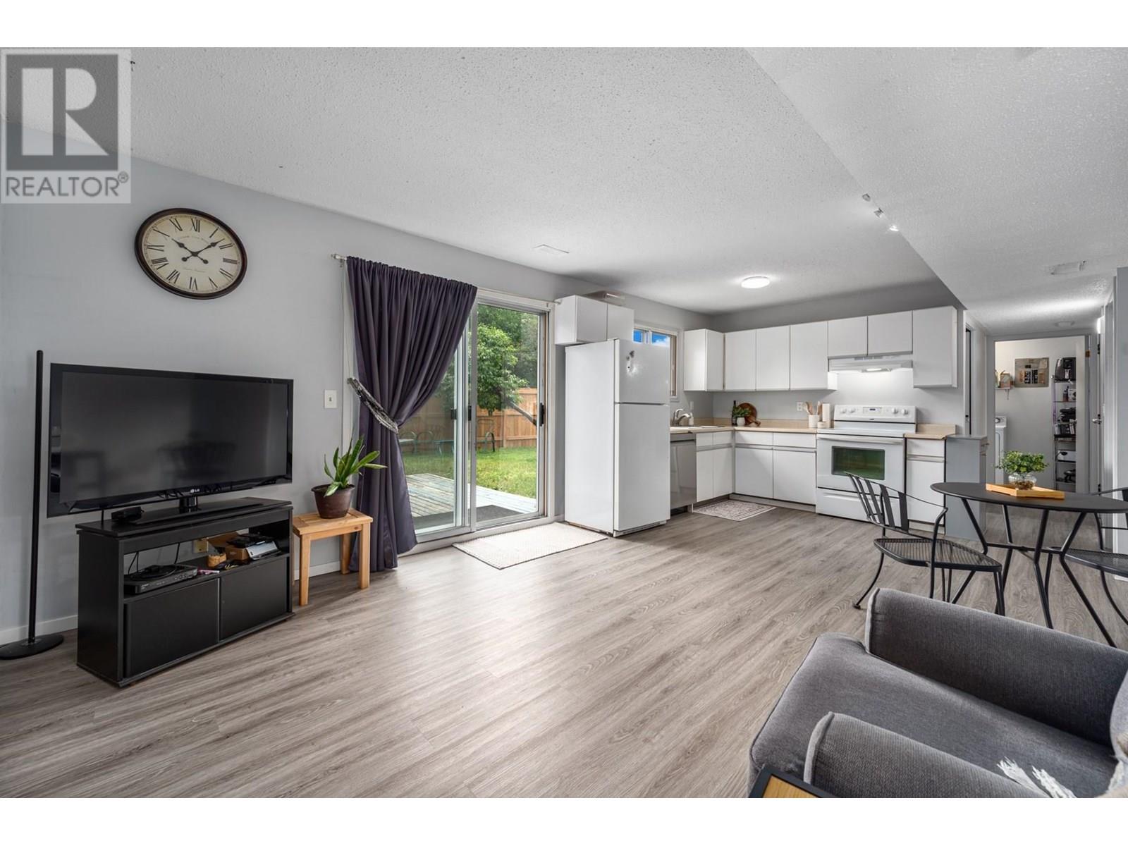 Photo 8 of 1009 Southill Street, Kamloops BC
