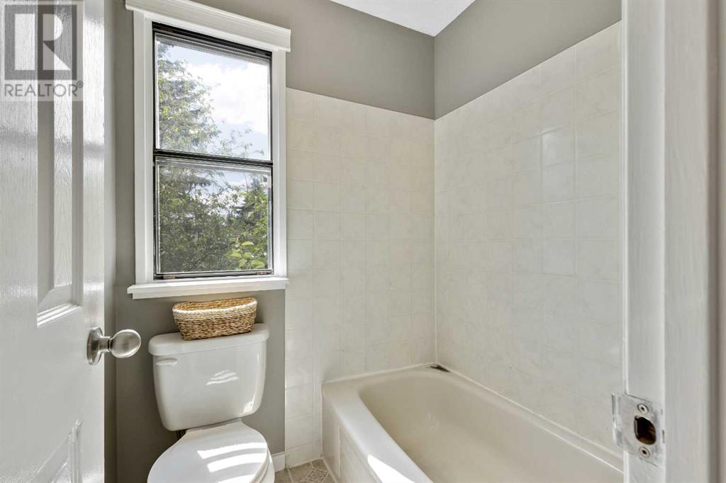 Single Family House for Sale in  Gleneagle Place SW Glenbrook Calgary 
