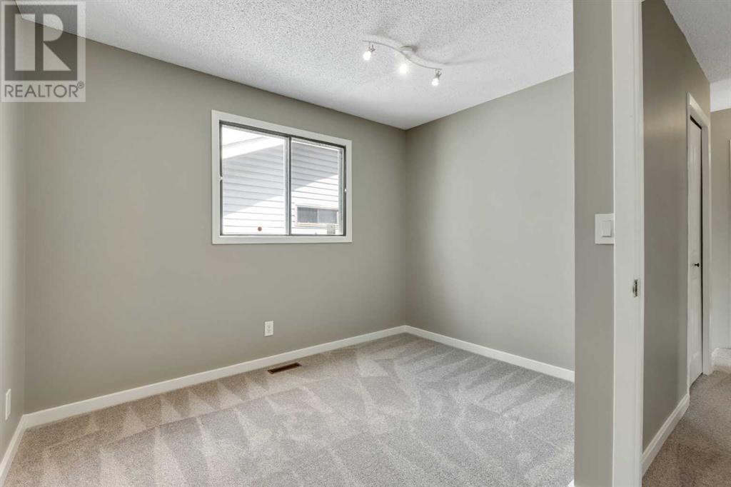 Single Family House for Sale in  Gleneagle Place SW Glenbrook Calgary 