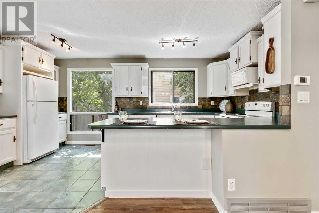 Single Family House for Sale in  Gleneagle Place SW Glenbrook Calgary 