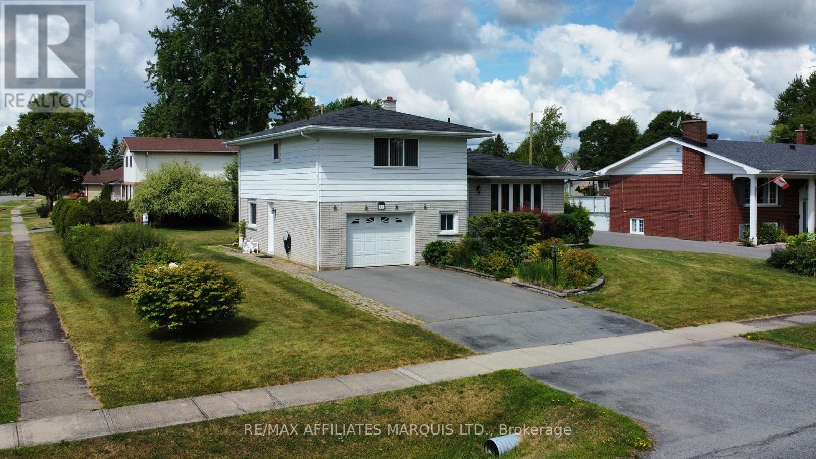 Photo 3 of 11 Ault Drive, South Stormont ON