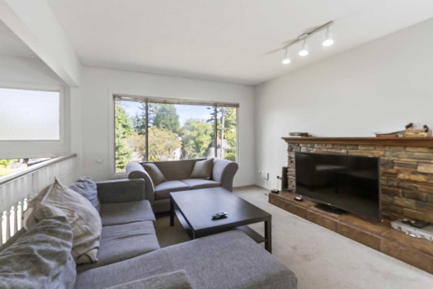 Photo 2 of 12522 Grove Crescent, Surrey BC