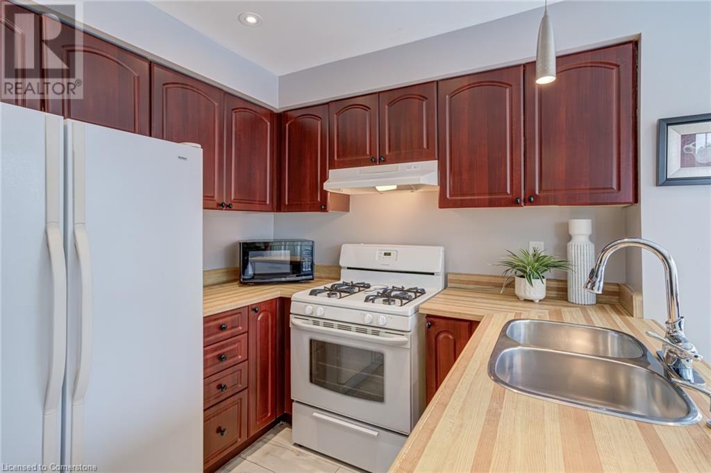 Photo 13 of 2055 Hunters Wood Drive, Burlington ON