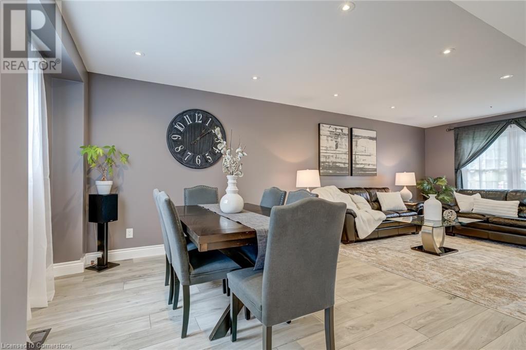 Photo 9 of 2055 Hunters Wood Drive, Burlington ON