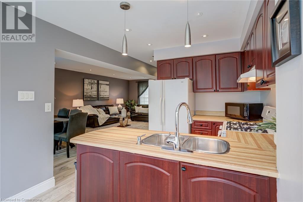 Photo 12 of 2055 Hunters Wood Drive, Burlington ON