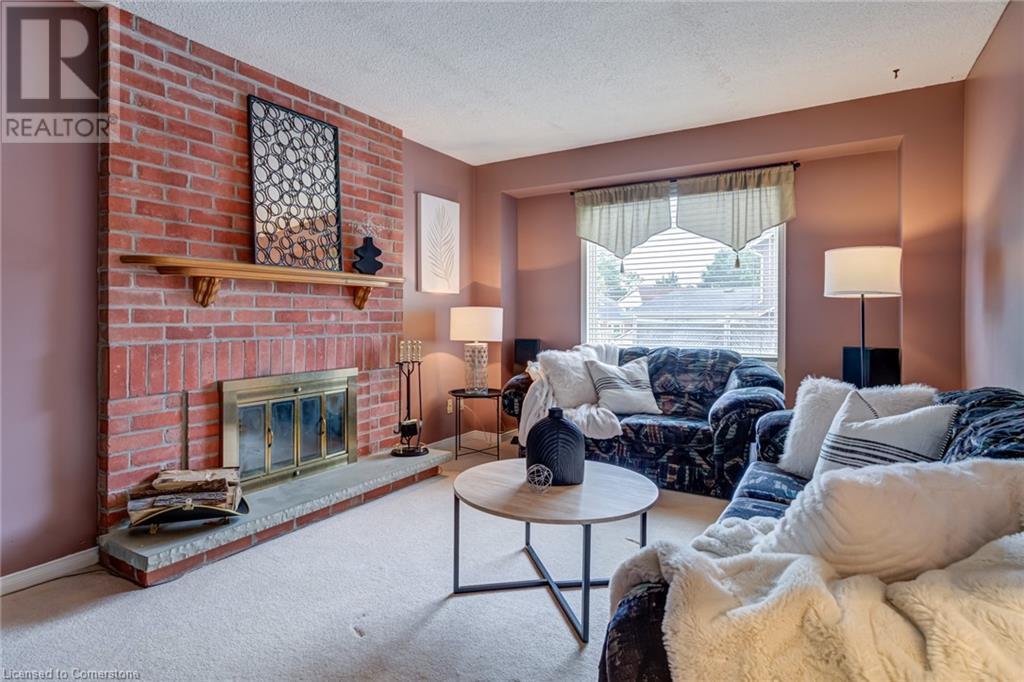 Photo 15 of 2055 Hunters Wood Drive, Burlington ON