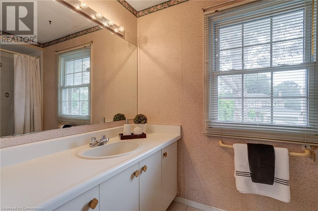 Photo 33 of 2055 Hunters Wood Drive, Burlington ON