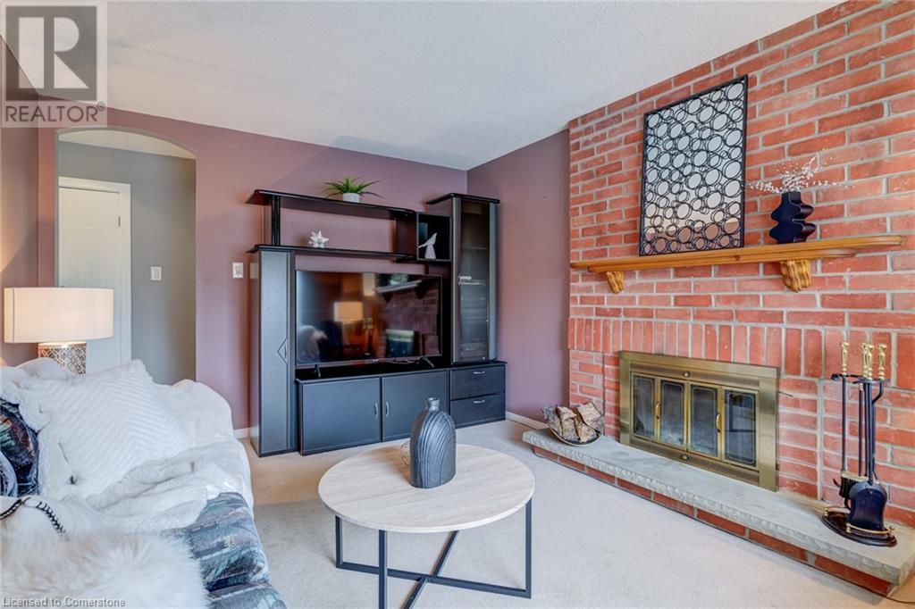 Photo 17 of 2055 Hunters Wood Drive, Burlington ON