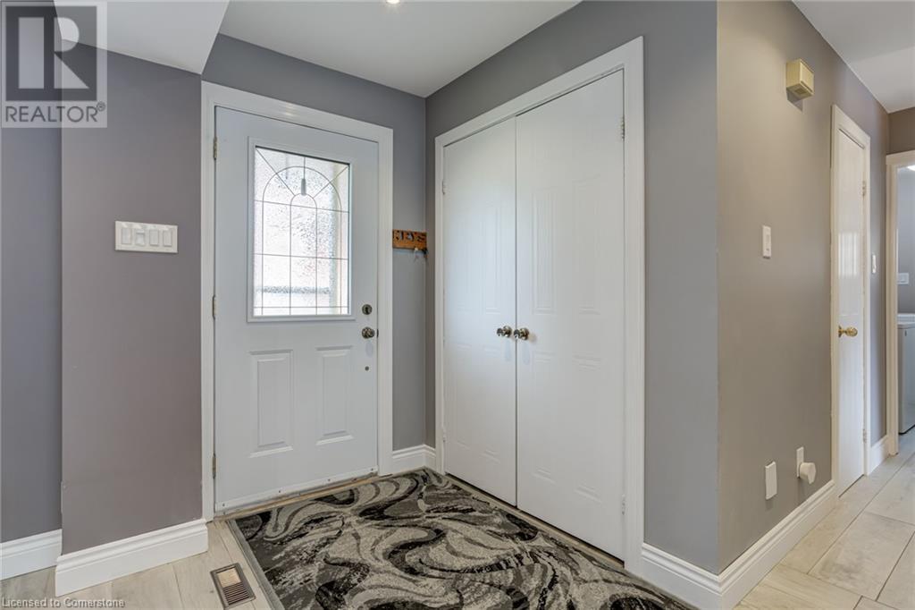 Photo 5 of 2055 Hunters Wood Drive, Burlington ON