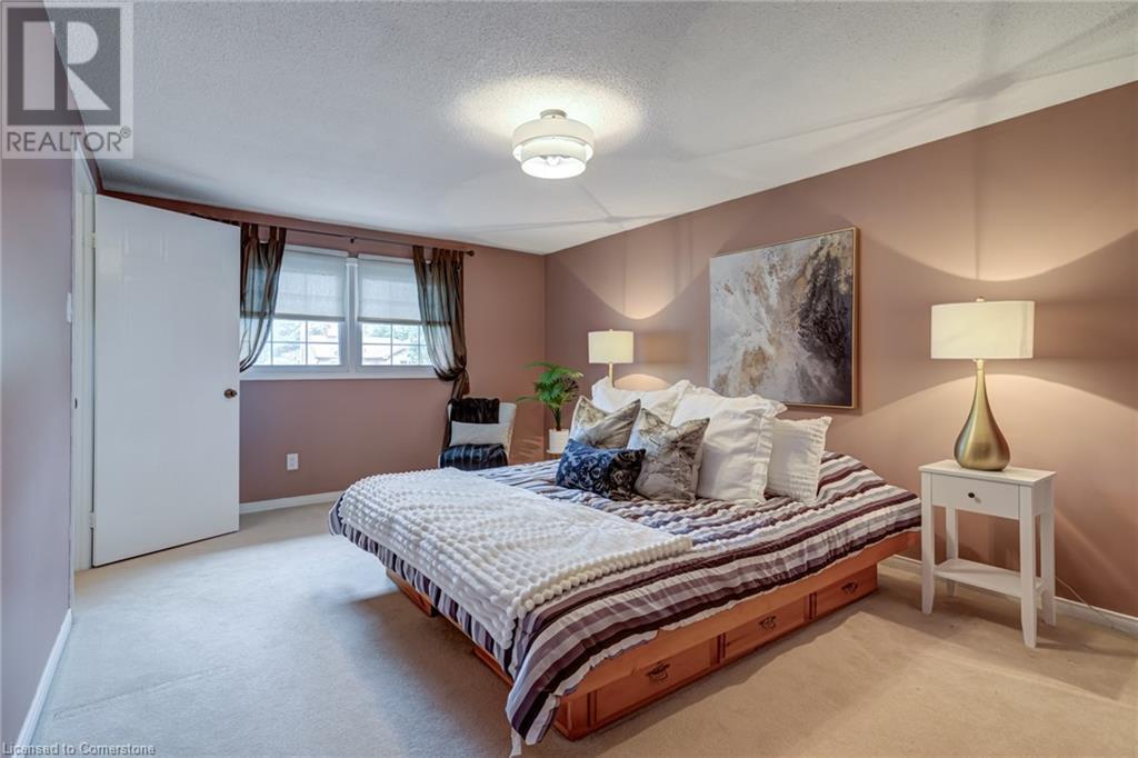Photo 24 of 2055 Hunters Wood Drive, Burlington ON
