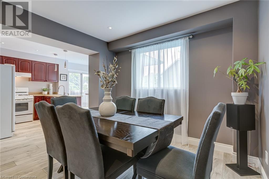 Photo 10 of 2055 Hunters Wood Drive, Burlington ON