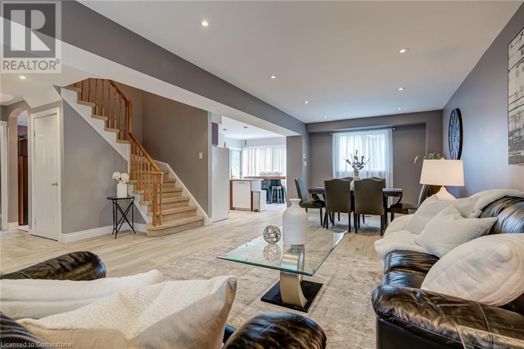 Photo 8 of 2055 Hunters Wood Drive, Burlington ON