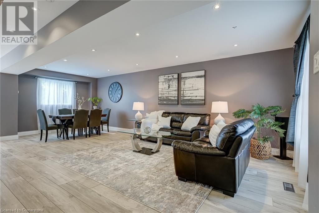 Photo 6 of 2055 Hunters Wood Drive, Burlington ON