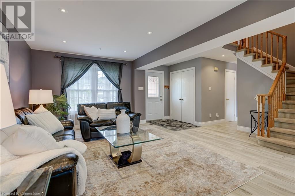 Photo 7 of 2055 Hunters Wood Drive, Burlington ON