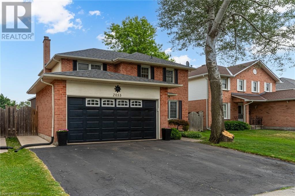 Photo 2 of 2055 Hunters Wood Drive, Burlington ON