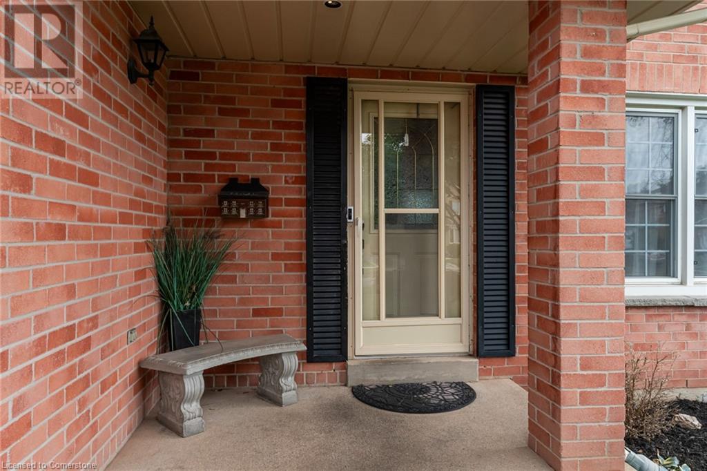 Photo 4 of 2055 Hunters Wood Drive, Burlington ON