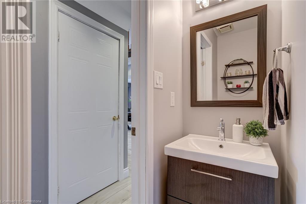 Photo 19 of 2055 Hunters Wood Drive, Burlington ON