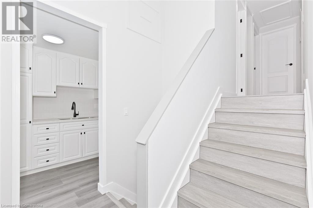 Photo 11 of 504 Pinetree Crescent, Cambridge ON